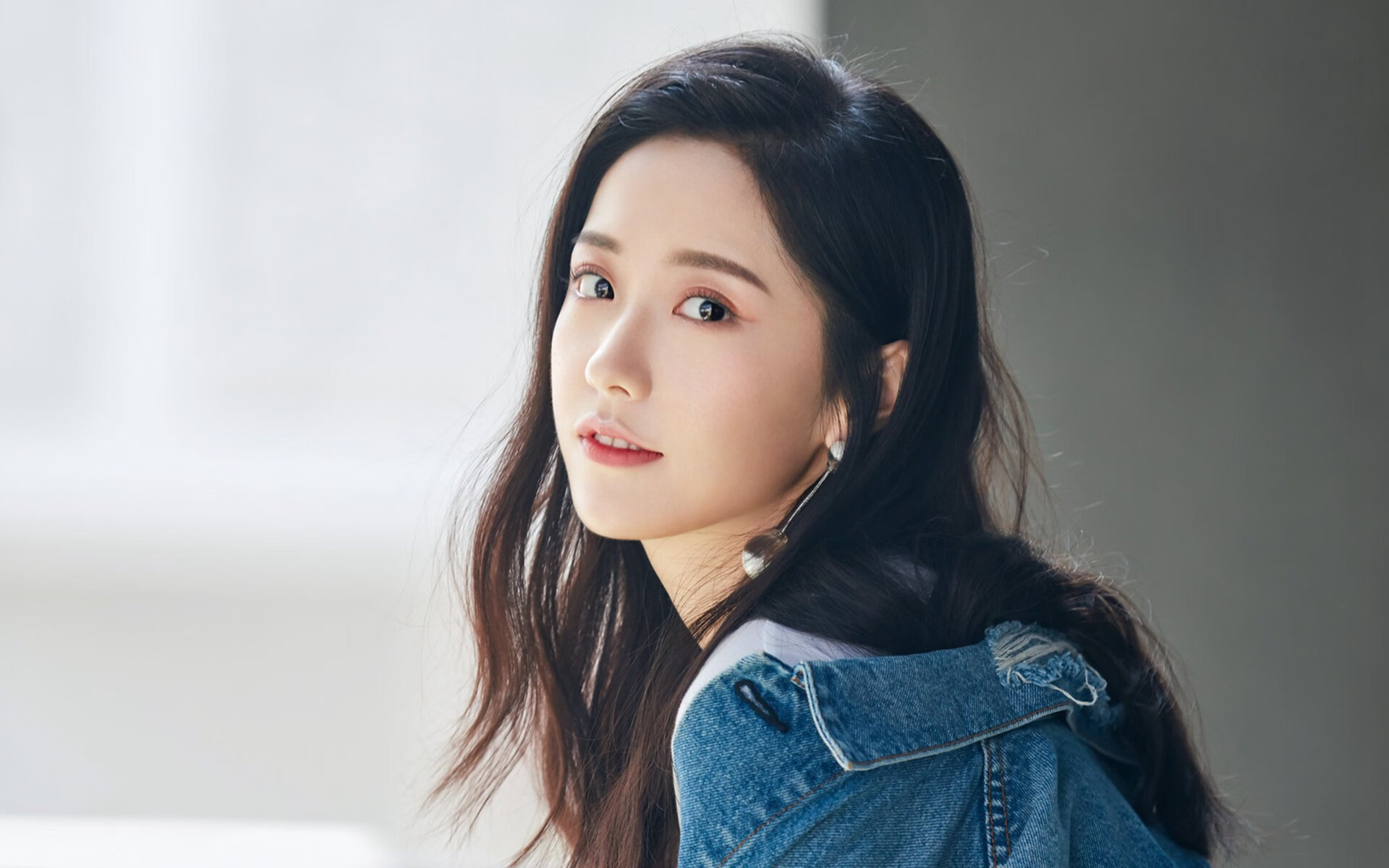 钢铁绿军与草莽英雄的较量，凯尔特人如何收割勇士，锡安如何加冕关键先生