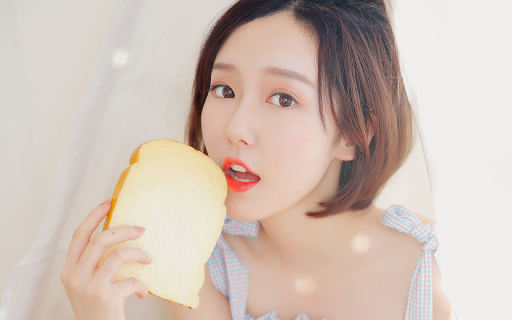 归化传奇书写亚洲奇迹!莱万多夫斯基独造三球,泰国队世界杯首战爆冷击败秘鲁